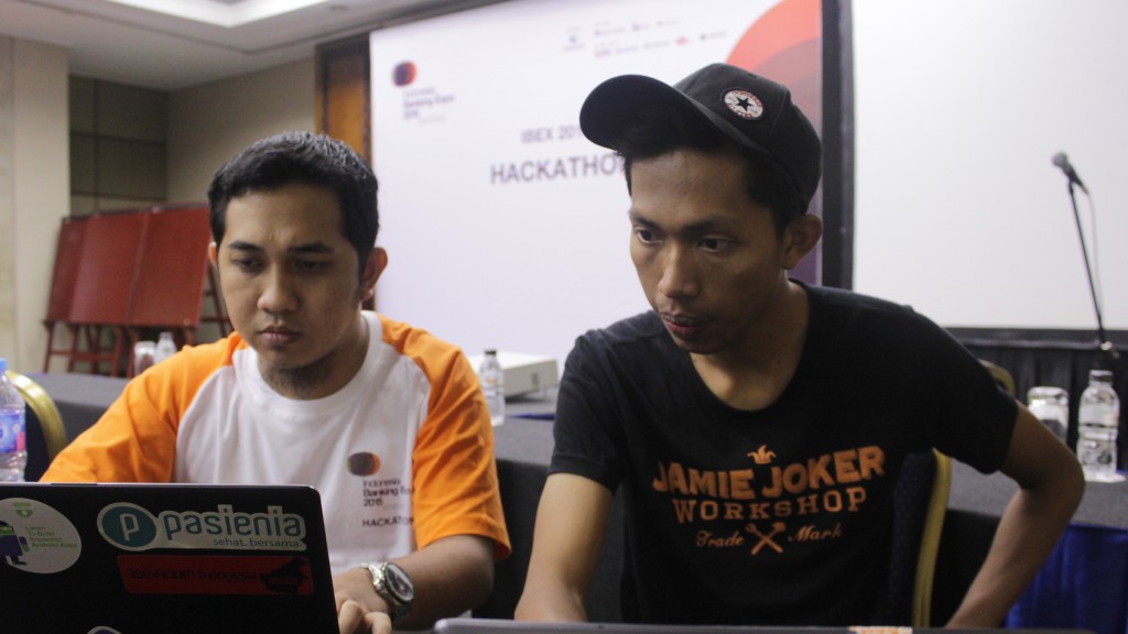 Fadli (kiri) dan Dimas (kanan), developer aplikasi Lunas.in